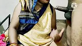 भारतीय औरत पड़ोसी लड़कों को चोदती है