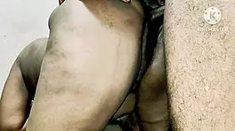 भारतीय औरत पड़ोसी लड़कों को चोदती है