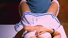 la colegiala seduce al profesor de matemáticas en su oficina después de clases mientras sus padres no están en casa 😘