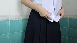 หลุดนักเรียนไทยแอบเล่นหีในห้องน้ําโรงเรียน ฉี่แตกคาดิลโด้