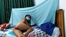 Curvy MILF intensely touches herself after bath