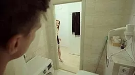 my horny roommate wanted a bathroom fuck 😈