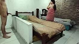 Lleg� Del Trabajo Y Encuentro A Mi Prima Desnuda En Mi Cuarto Me Pidi� Que Usar� Su Co�o Y Boca