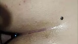 jugando con mi juguete por primera vez anal