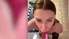 webcam girl vikusik22a blows and fists ass
