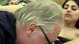 सुंदर देसी लड़की बड़ी नेचुरल चूतियों के साथ बाहर जाना चाहती थी लेकिन शक्तिशाली ऑर्गेज्म मिला