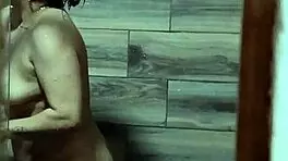 llego a casa y espio a mi cuñada que se depila antes de bañarse se excita y se masturba