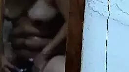 llego a casa y espio a mi cuñada que se depila antes de bañarse se excita y se masturba