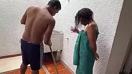 Mi Pequeña Hermanastra Me Soborna Para No Decir a Sus Padres, Me Chupa la Polla y Le Parto el Coño Negro