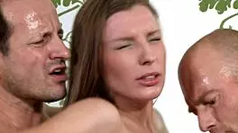 18 टीने मॉर्गन मून एमएफएम थ्रीसम में डबल पेनेट्रेशन में लंड से भरी हुई