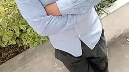 universitaria tenía ganas de coger y pilla a un chico que esperaba en la calle lo lleva a su habitación y le entrega el culo a un desconocido full anal con corrida