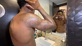 Flagrei Meio Irmão Batendo Punheta Para Foto Do Namorado, Propus Que Os Dois Me Comessem Juntos E Depois Meu Namorado E Eu Comeríamos Ele