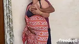 असली युवा 18+ आदमी घर पर परिपक्व महिला को लुभा रहा है