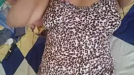 hijastra caliente se deslecha en la cama del padrastro y esta gimiendo de placer