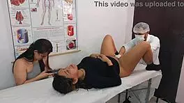 casal de lésbicas visita ginecologista masculino