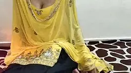 वाह, भारतीय गर्म लड़की देसी टैबू में हिंदी गंदी टॉक रोलप्ले के साथ कठोर चोदती है!