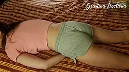 ब्रूनेट पतली लड़की घरेलू वर्कआउट में जोरदार मुठ मारती