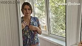 ब्रूनेट पतली लड़की घरेलू वर्कआउट में जोरदार मुठ मारती