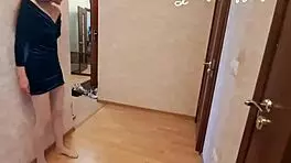 ब्रूनेट पतली लड़की घरेलू वर्कआउट में जोरदार मुठ मारती