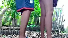 Sensasi ngentot istri tetangga di kebun belakang rumah