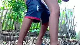 Sensasi ngentot istri tetangga di kebun belakang rumah