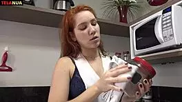 Como é gostoso fuder o cuzinho da minha empregadinha safada na cozinha