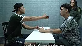 प्रिजन एस्केप पुलिस वुमन के साथ