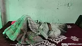 पतली इंडियन वाइफ की शेव्ड चूत जोरदार चोदना पसंद