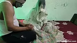 पतली इंडियन वाइफ की शेव्ड चूत जोरदार चोदना पसंद