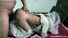 पतली इंडियन वाइफ की शेव्ड चूत जोरदार चोदना पसंद