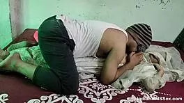 पतली इंडियन वाइफ की शेव्ड चूत जोरदार चोदना पसंद