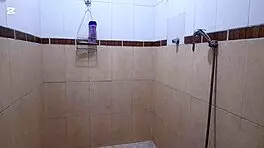 mi novia se ducha y se masturba con camara escondida