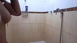 mi novia se ducha y se masturba con camara escondida