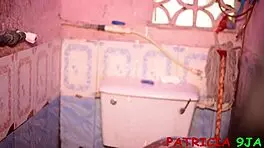 नहाते समय चोरी से पकड़ा गया