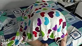 Recibo Una Sorpresa Muy Agradable Un Culito En Cuatro Y Con Un Plug Anal Un Coño Húmedo Y Sabroso Listo Para Que Lo Folle