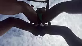 fui de carro com minhas amigas para um matagal e fizemos uma putaria gostosa no meio do mato