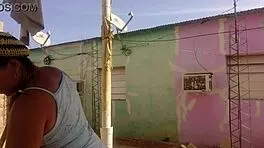 Mi vecino no aguanta las ganas de verme mi culo grande con mi vestido corto