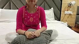 शादीशुदा औरत टीन लवर के साथ प्यार भरे फकिंग सेशन में धोखा देती है