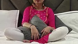 शादीशुदा औरत टीन लवर के साथ प्यार भरे फकिंग सेशन में धोखा देती है