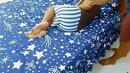 हसबैंड वाइफ की स्लीपिंग इंडियन स्लट भाभी शेयर बेड में सिस्टर को फक करता है