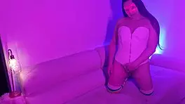 esta camarera se deja follar por dinero en habitacion oculta mientras afuera divierten en bar