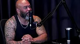 Recent start in content creation, tourism background, performed in a scene with interested client - Agatha Mama.