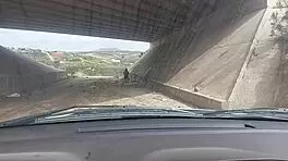 viejo y jovencita putipobre la ve bajo un puente recolectando basura y le ofrece dinero para follarla sin condon