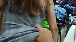 mi mejor amiga peque�a andaba loca por sentirla toda adentro me da unos ricos sentones y pide que le d� en cuatro por qu� dice que la siente toda