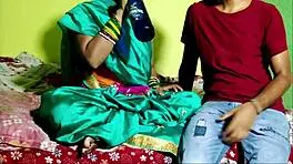 पड़ोस वाली नवेली मैरिड भोजपुरी भोजाई को हिंदी में चोदा fireecouple 😈