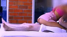 madrastra y el compañero de su hermanastro en el motel donde se escaparon