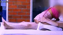 madrastra y el compañero de su hermanastro en el motel donde se escaparon