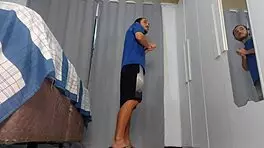 o padrasto queria muito ver a enteada nua mas ela o pega se masturbando atrás da cortina