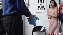 18+ चोर लड़की को बड़ा लंड वाला पुलिस वाला जोर से चोदता है