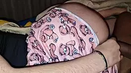 El novio de mi mejor amiga viene a mi habitación de hotel a escondidas y me folla duro sin condón